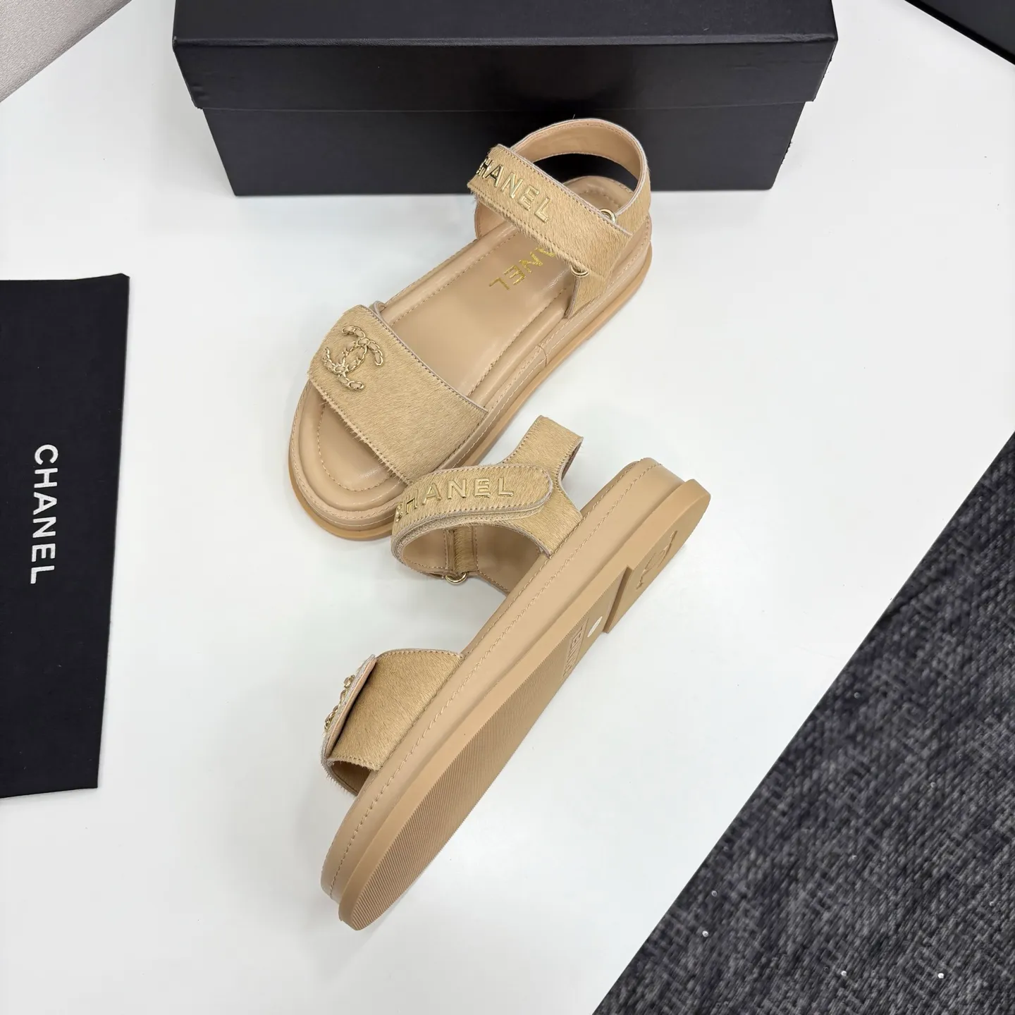 👟👟Ex-factory price 560👟👟Chanel Chanel's new early autumn thick-soled sandals are popular on catwalks on major social platforms. One of the most popular sandals at the moment. Soft and comfortable on the feet. Horsehair upper imported from Italy. Sheepskin feet. Original molded outsole Size: 35-40 (41 customized)